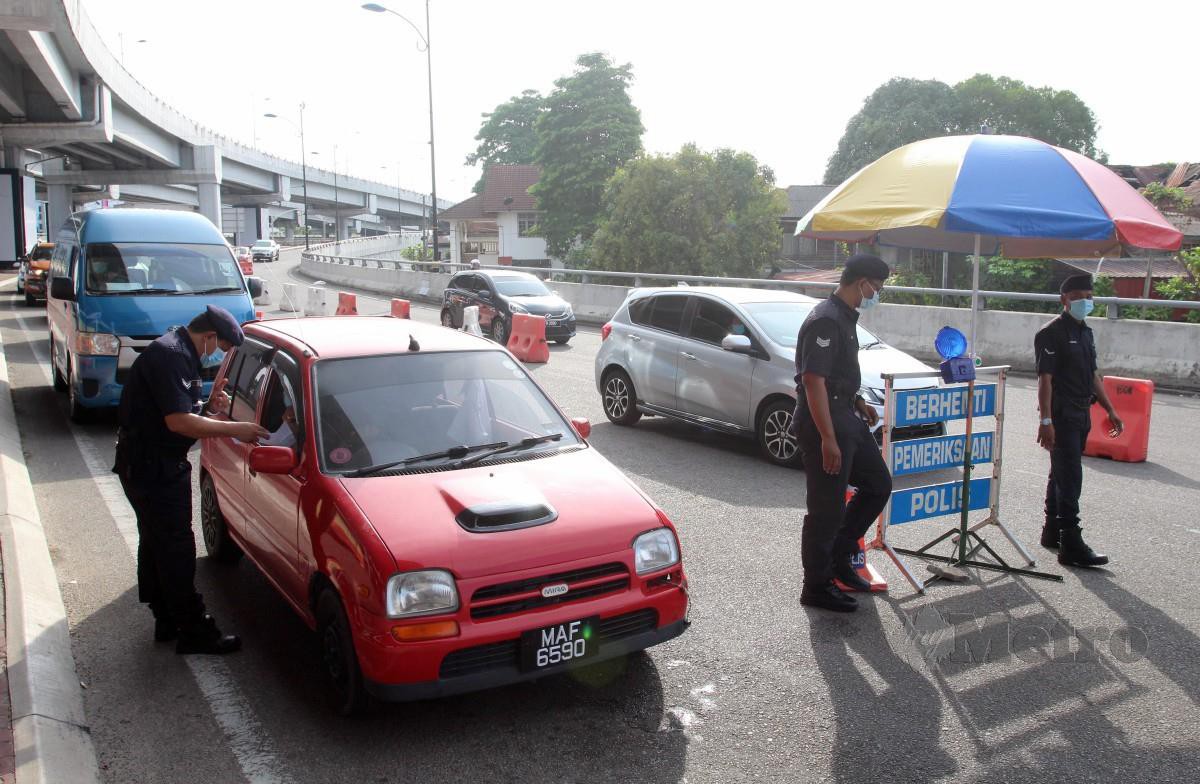 Anggota polis di SJR Jalan Hamzah, Kota Bharu. Foto Nik Abdullah Nik Omar