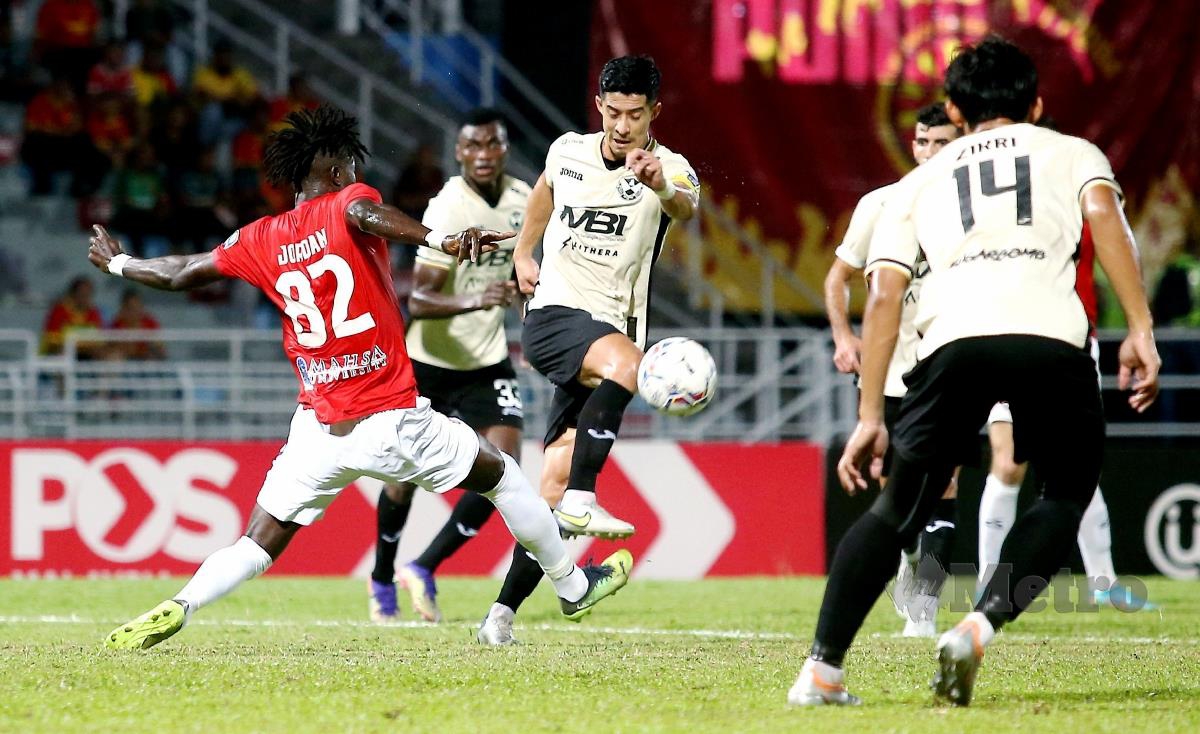 KAPTEN Selangor FC, Brendan Gan (tengah) diasak pemain Kuala Lumpur City FC, Jordan Mintah (kiri) pada perlawanan di Stadium MBPJ, malam tadi. FOTO EIZAIRI SHAMSUDIN