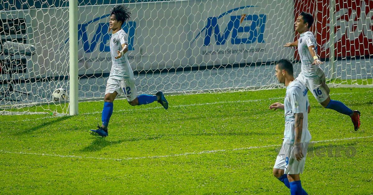 AL Hafiz (kiri) meraikan jaringan bersama rakan sepasukan dalam perlawanan menentang Selangor FC di Stadium MBPJ semalam. FOTO ASYRAF HAMZAH