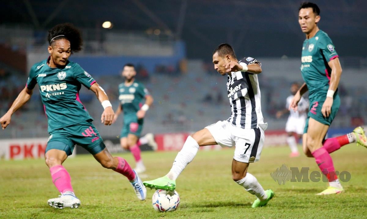 PEMAIN sayap Terengganu FC, Faisal Abdul Halim (tengah) cuba melepasi pemain Selangor FC, Sharul Nazeem Zulpakar (kiri) pada perlawanan Liga Super di Stadium MBPJ, malam tadi FOTO EIZAIRI SHAMSUDIN