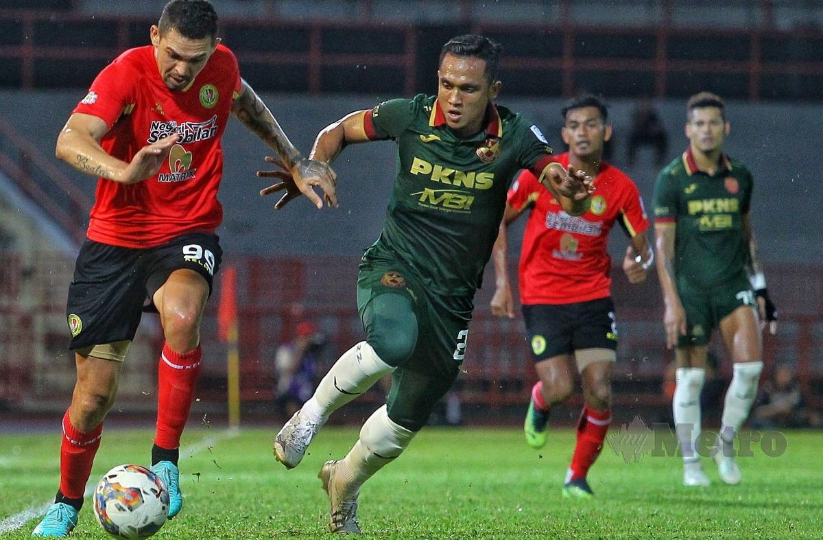 PEMAIN NSFC  Anselmo Da Silva (kiri) diasak pemain Selangor,  Fazly Mazlan  di Stadium Tuanku Abdul Rahman. FOTO Azrul Edham  STR/AZRUL EDHAM 