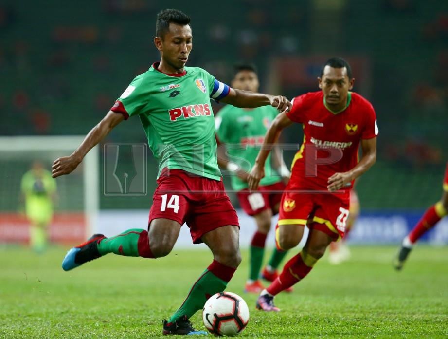 PEMAIN PKNS, Muhammad Akram Mahinan (kiri) diasak pemain Selangor ketika aksi perlawanan Bolasepak Liga Super di Stadium Shah Alam. FOTO Mohd Khairul Helmy Mohd Din