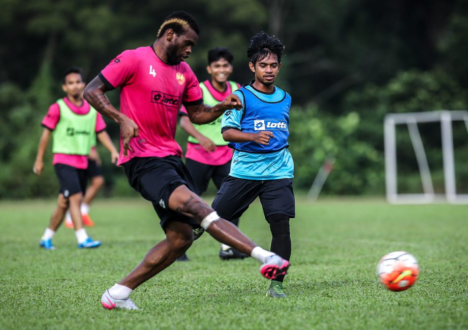 SHAH ALAM 22 AUGUST 2016. Patrick Wleh Ronaldinho (kiri) ketika sesi latihan pasukan Selangor di Padang SUK. NSTP/OSMAN ADNAN 