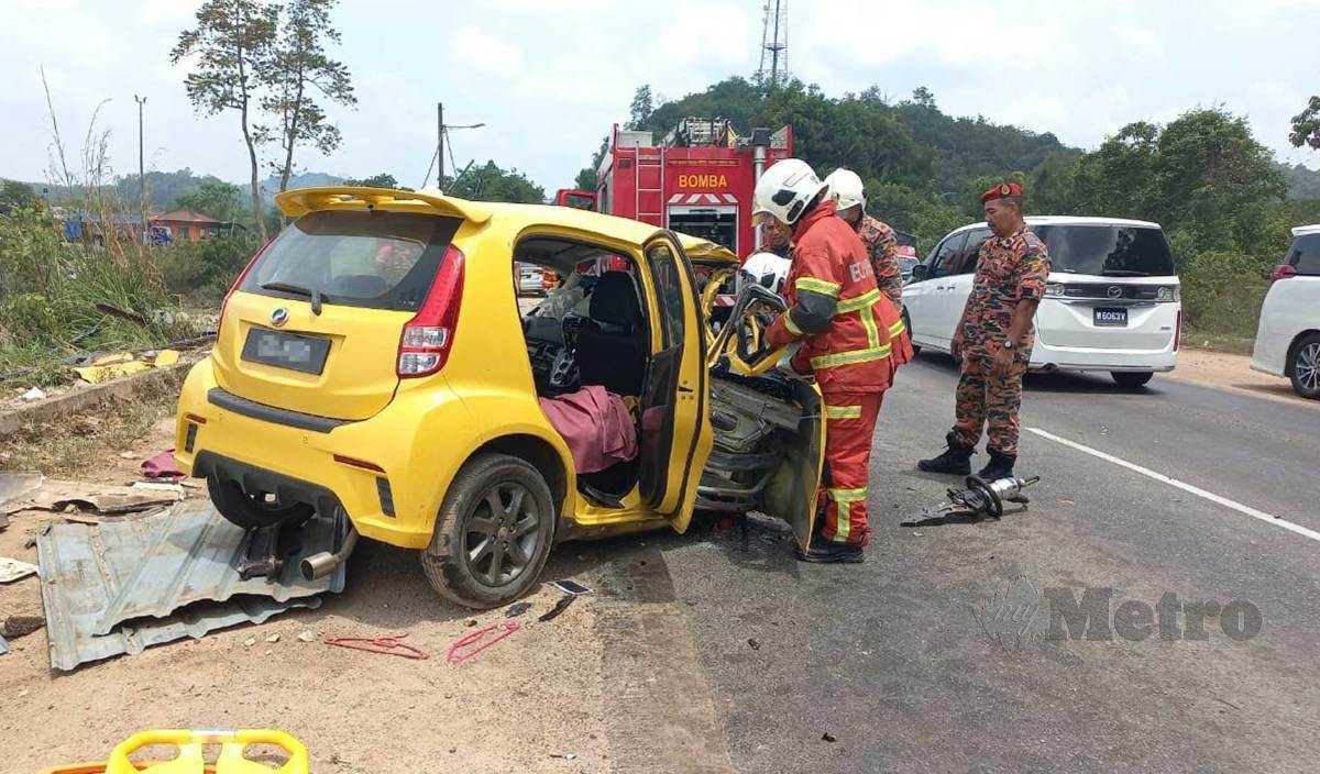 ANGGOTA bomba melakukan kerja-kerja mengeluarkan mangsa yang tersepit dalam kemalangan di Kilometer 21 Jalan Kuala Terengganu-Kota Bharu dekat Sungai Ikan. FOTO Zatul Iffah Zolkiply