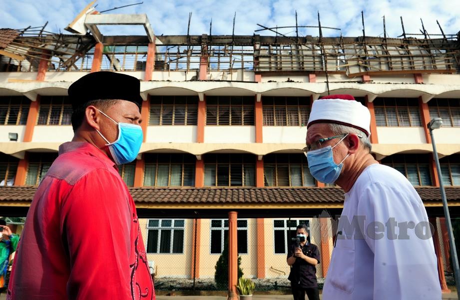  Dr Zulkifli (kanan) bersama Pengetua Maahad Integrasi Tahfiz Selangor Abd Halim Saljadi melihat keadaaan asrama yang terbakar di Maahad Integrasi Tahfiz Selangor Kuala Langat Banting. FOTO BERNAMA