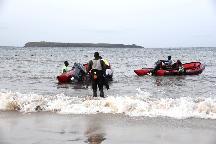 EMPAT maut selepas bot yang membawa berpuluh orang pelancong terbalik ketika dilanda ribut di Seneral. FOTO AFP
