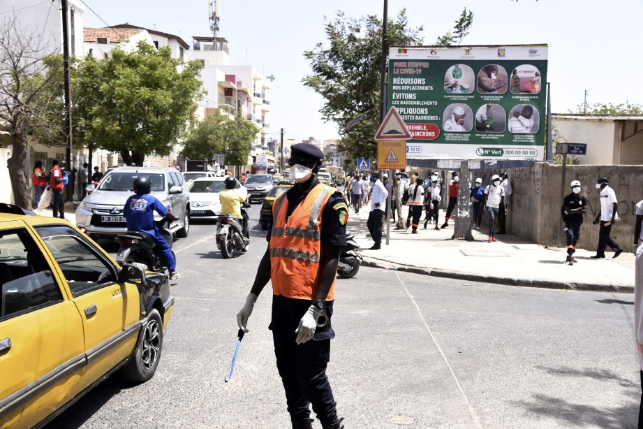 POLIS di Dakar, Senegal memakai penutup mulut hidung dan mulut ketika bertugas. FOTO AFP 