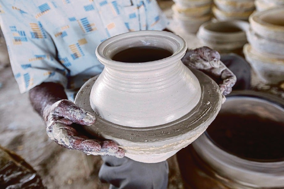 PENGHASILAN produk tembikar memerlukan ketelitian yang tinggi. FOTO Syarafiq Abd Samad