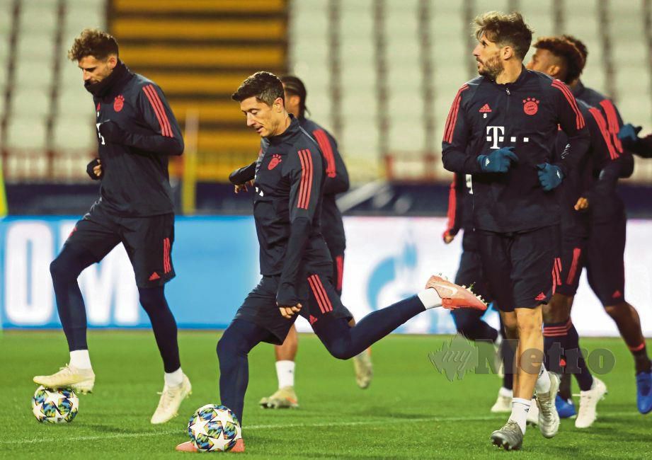 BINTANG  Bayern Munich,   Robert Lewandowski (dua dari kiri) berlatih bersama rakan sepasukan di  Belgrade, Serbia. - FOTO Agensi