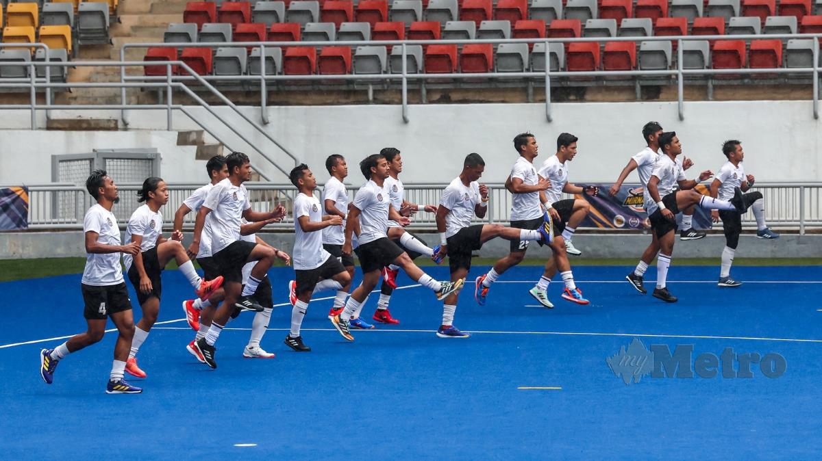 PEMAIN skuad hoki negara menjalani latihan di Stadium Hoki Nasional, Bukit Jalil, semalam. FOTO Bernama