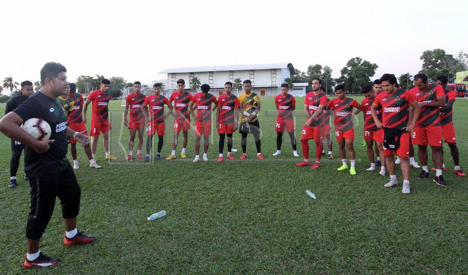 Jurulatih pasukan Kedah, Aidil Sharin (kiri) memberi taklimat kepada pemain pada sesi latihan pasukan.