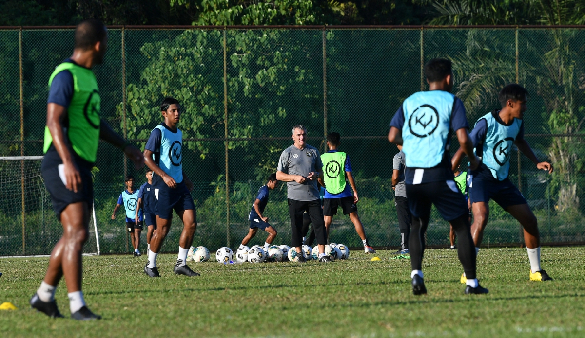 KETUA jurulatih  Perak FC, Mehmet Durakovic mengendalikan sesi latihan pasukan  di Stadium Mini Chemor hari ini. - FOTO Bernama 