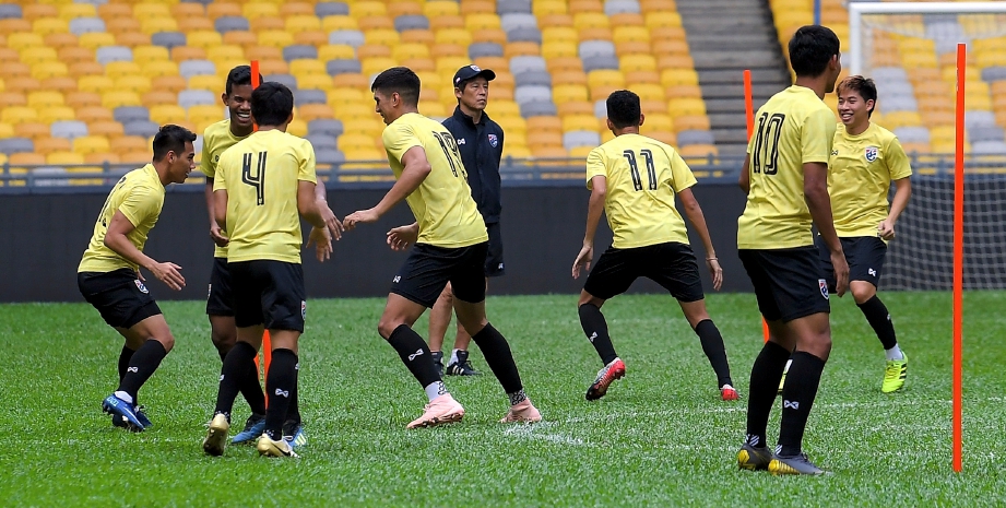NISHINO (tengah)  memantau sesi latihan anak buahnya di Stadium Nasional, Bukit Jalil. - FOTO Bernama