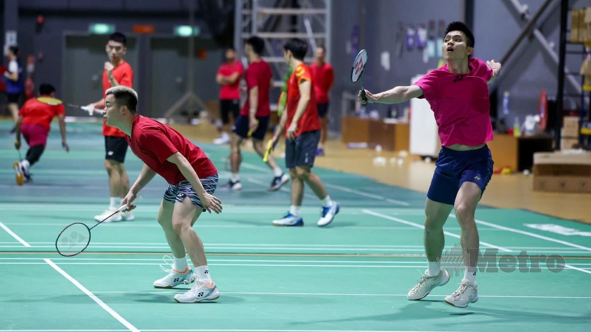 WOOI Yik (kanan) bersama Aaron pada sesi latihan di Akademi Badminton Malaysia, Bukit Kiara. FOTO BERNAMA 