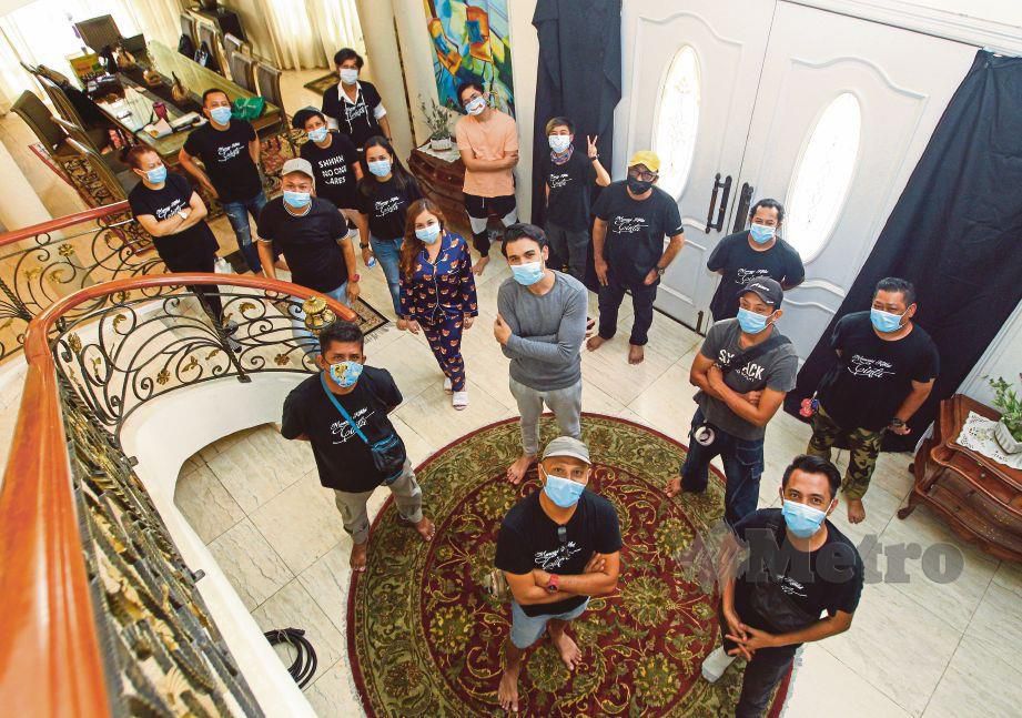 Kru produksi Mencari Kiblat Cinta bergambar bersama barisan artis dengan mengenakan topeng pelitup muka dan penjarakkan sosial.
