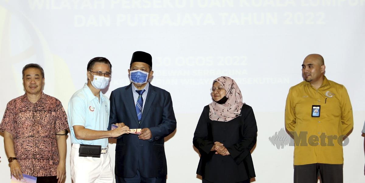 MENTERI Wilayah Persekutuan, Datuk Seri Dr Shahidan Kassim (tiga dari kiri) menyampaikan sumbangan kepada wakil persatuan sukan ketika Majlis Penyampaian Bantuan Pentadbiran Kepada Persatuan Sukan Wilayah Persekutuan Putrajaya dan Kuala Lumpur Tahun 2022 di Putrajaya, hari ini. FOTO MOHD FADLI HAMZAH