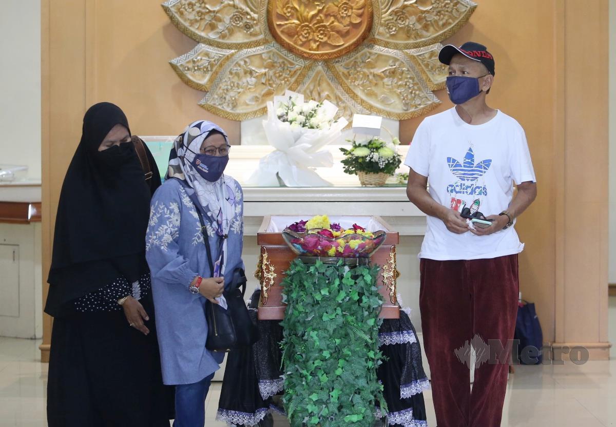 Faizal Wong Abdullah (kanan) bersama keluarga hadir upacara  penghormatan terakhir ke atas mendiang kawan baiknya Shebby. FOTO NUR AISYAH MAZALAN