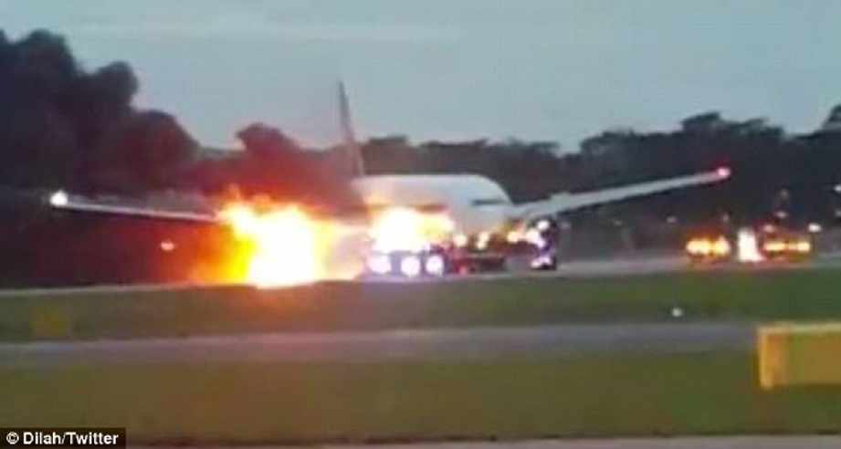 Enjin pesawat Boeing 777-300ER  SIA terbakar ketika mendarat cemas di Lapangan Terbang Changi pagi tadi.