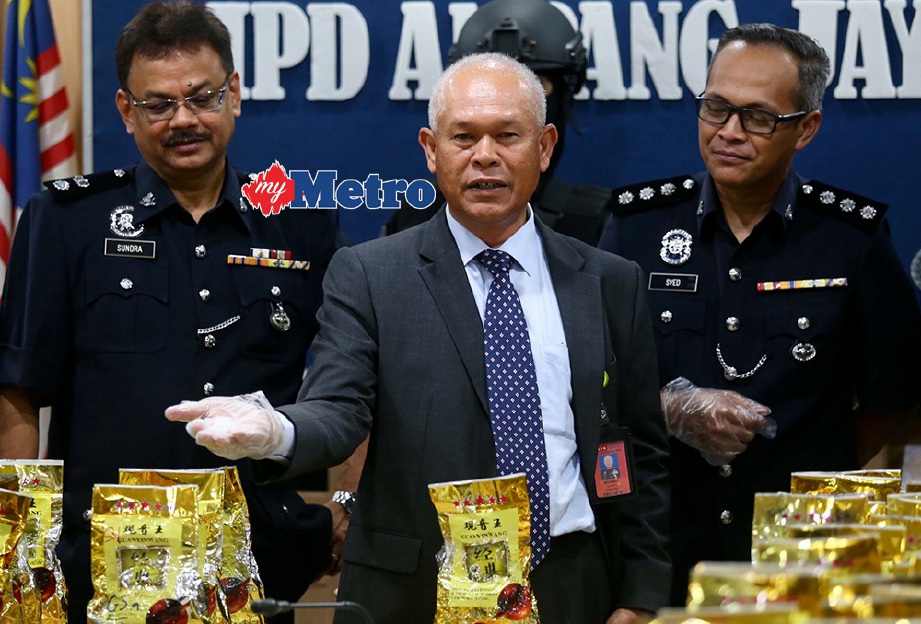 MOHMAD Salleh, menunjukkan antara barang rampasan ketika sidang media rampasan dadah disyaki Syabu seberat 156 kg berjumlah RM 7.8 Juta di Ibu Pejabat Polis Ampang Jaya, Ampang. FOTO/MOHAMAD SHAHRIL BADRI SAALI