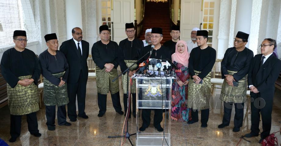 MENTERI Besar, Datuk Hasni Mohammad (tengah) bersama barisan Ahli Exco baharu ketika sidang media Pengumuman  Barisan Exco Makmur Johor, di Kediaman rasmi Menteri Besar Johor. FOTO Mohd Azren Jamaludin