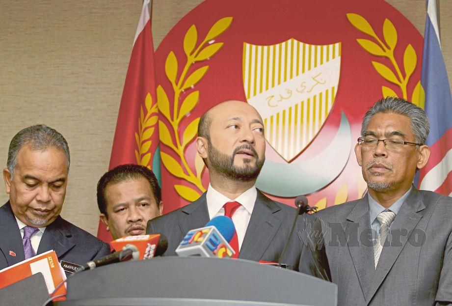 MENTERI Besar, Datuk Seri Mukhriz Mahathir (dua kanan) bersama kepimpinan exco. FOTO Sharul Hafiz Zam