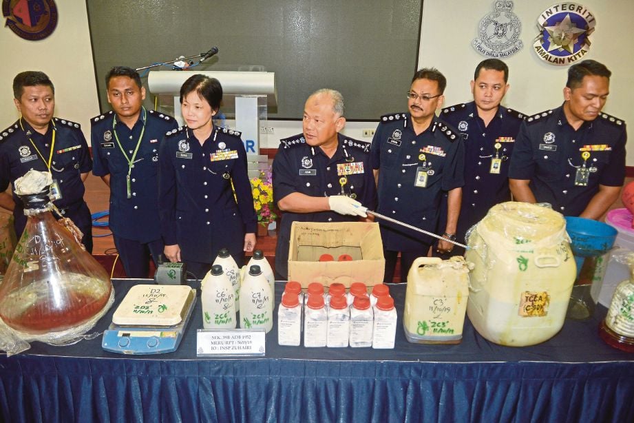 NOOR Azam (tengah) menunjukkan peralatan memproses dadah bernilai RM1.65 juta dirampas pada sidang media di IPK Selangor di Shah Alam, hari ini. FOTO Faiz Anuar.