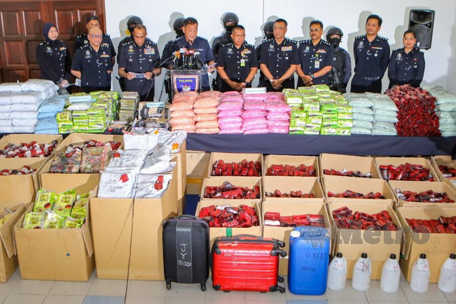 KETUA Polis Negara, Tan Sri Abdul Hamid Bador (tengah) bersama pegawai kanan PDRM mengadakan sidang media rampasan pelbagai jenis dadah yang bernilai RM144.9 juta di Pusat Latihan Polis Kuala Lumpur (PULAPOL), Kuala Lumpur. FOTO Aizuddin Saad