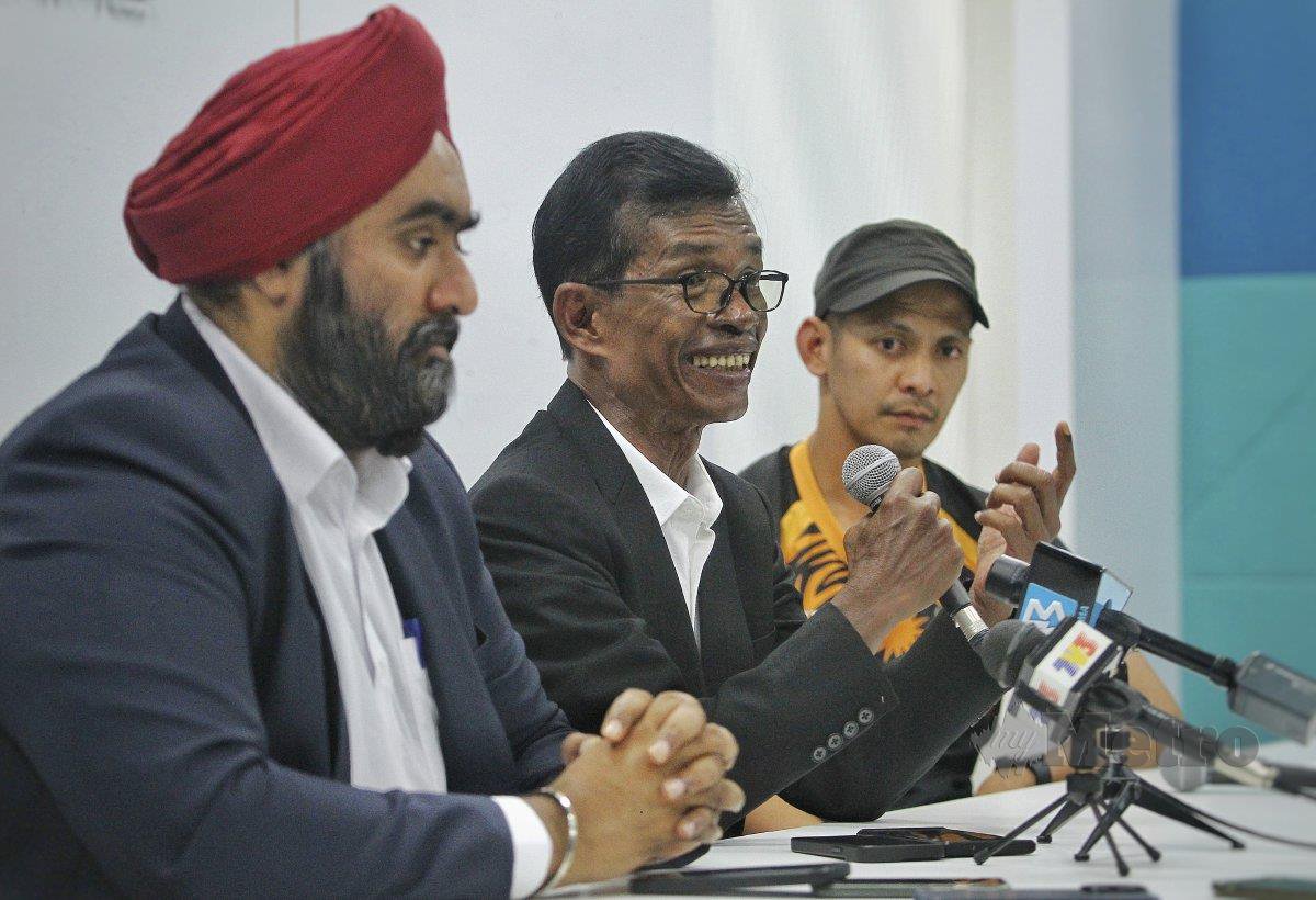 AZMAN (tengah) bersama Amarjit Singh (kiri) dan Amir Mustafa pada sidang media di Velodrom Nasional Nilai, hari ini. FOTO AZRUL EDHAM