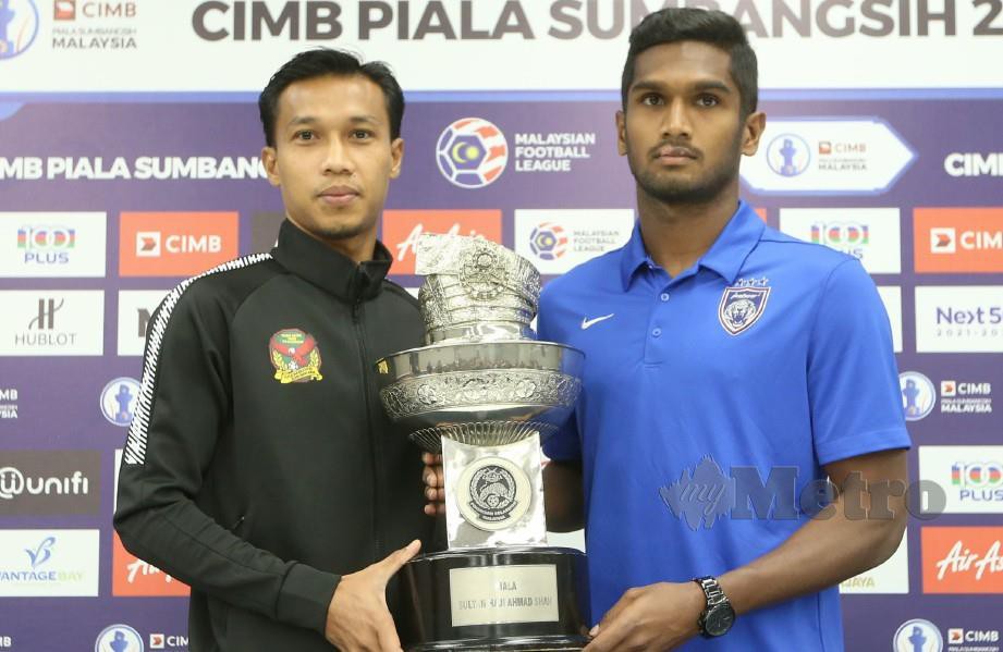 KETUA pasukan JDT, Hariss Harun (kanan) bersama kapten Kedah, Baddrol Bakhtiar bergambar bersama Piala Sumbangsih menjelang aksi di Stadium Sultan Ibrahim esok. FOTO Azren Jamaluddin