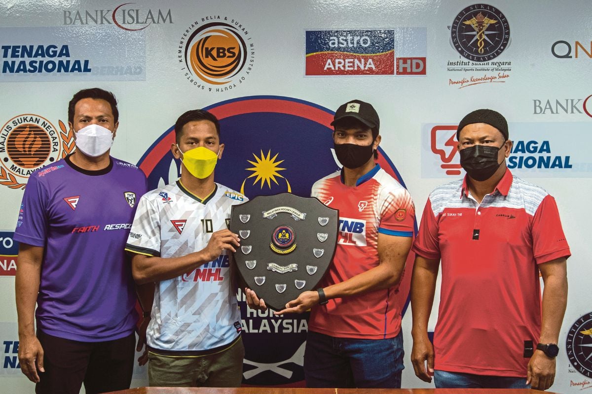 Syed (dua kanan) dan kapten THT Faizal Saari (dua kiri) bergambar memegang Piala Sumbangsih. Hadir sama Nor Saiful (kanan) dan jurulatih THT, Roslan Jamauddin (kiri). FOTO Bernama