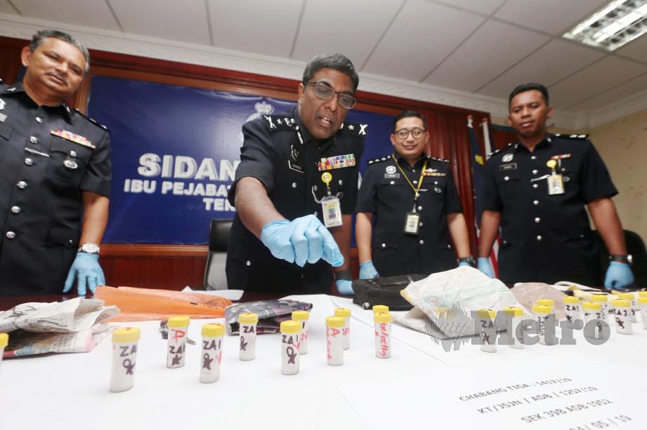 Allaudeen (dua dari kiri) menunjukkan dadah jenis heroin yang dirampas ketika sidang media di IPK Kuala Terengganu. Foto Imran Makhzan 
