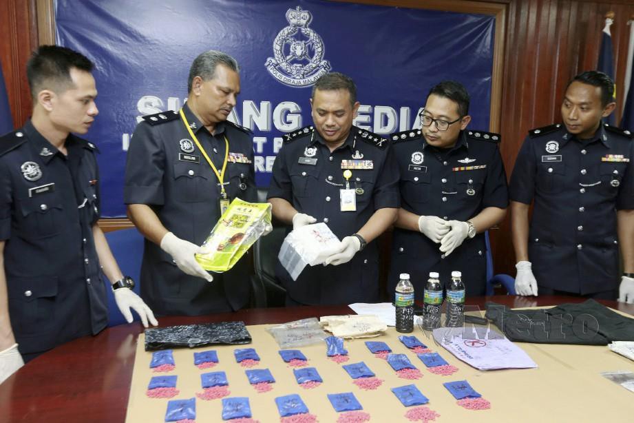 AIDI (tengah) menunjukkan dadah dirampas dalam sidang media di Ibu Pejabat Polis Kontinjen Terengganu, hari ini. FOTO Imran Makhzan