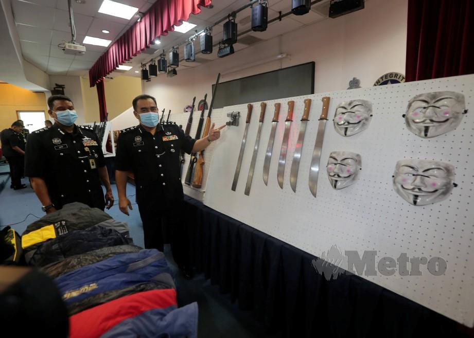 Fadzil (kanan) menunjukkan barang kes samun kumpulan ‘Ther Mask Man’ yang dirampas ketika sidang media di IPK Selangor hari ini. Foto Muhd Asyraf Sawal
