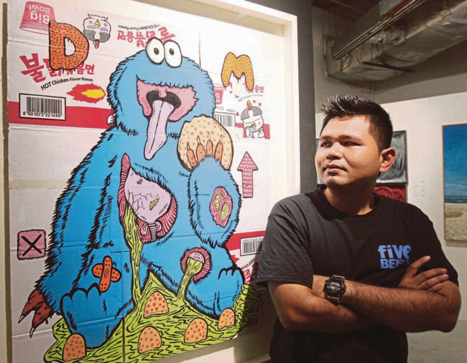 FAWWAZ bersama karya Cookie Monster yang menghidap diabetes. FOTO Mahzir Mat Isa