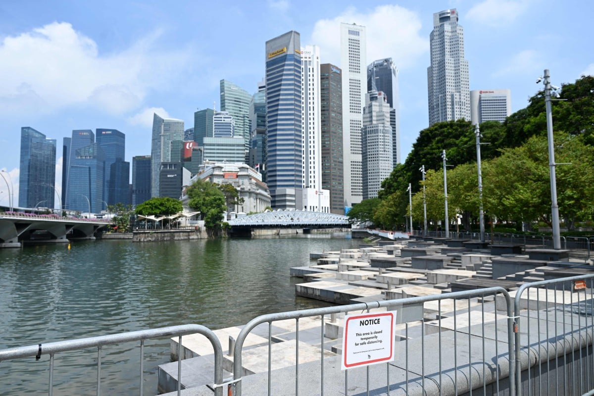 Kawasan awam yang ditutup kepada orang ramai di Singapura bagi membendung penularan Covid-19. Foto AFP 