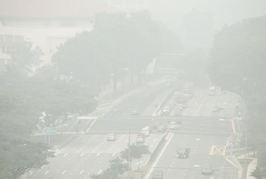 Pemandangan di jalan raya Sungapura yang kabur akibat jerebu hari ini. Indeks Kualiti Udara tiga jam Singapura mencatatkan  213 pada jam 4 petang hari ini. - Foto  REUTERS
