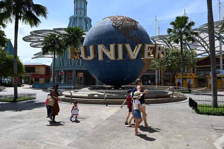 PELANCONG mengunjungi Universal Studios Singapore, Singapura. FOTO AFP 