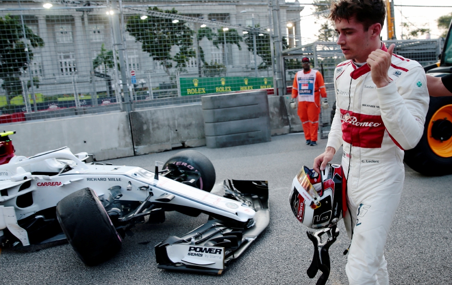 PEMANDU Alfa Romeo, Charles Leclerc yang bakal menggantikan Kimi Raikkonen terbabas pada sesi latihan bebas GP Singapura. FOTO EPA