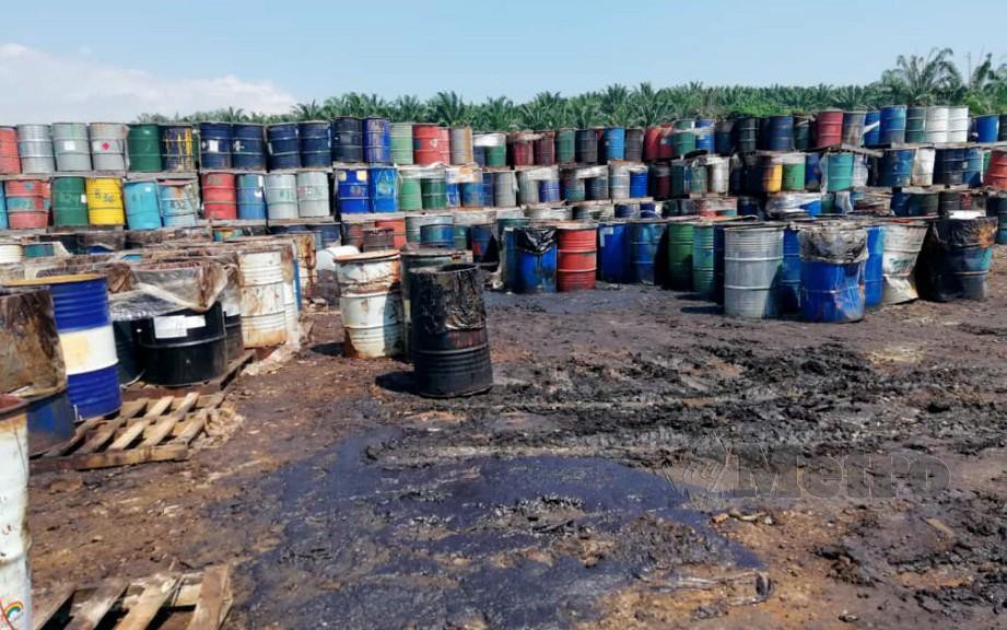 ANTARA sisa bahan tercemar yang dipercayai dibakar secara terbuka di kilang di Kampung Baru Tanah Merah Site C, Chuah, Port Dickson. FOTO Mohd Khidir Zakaria 