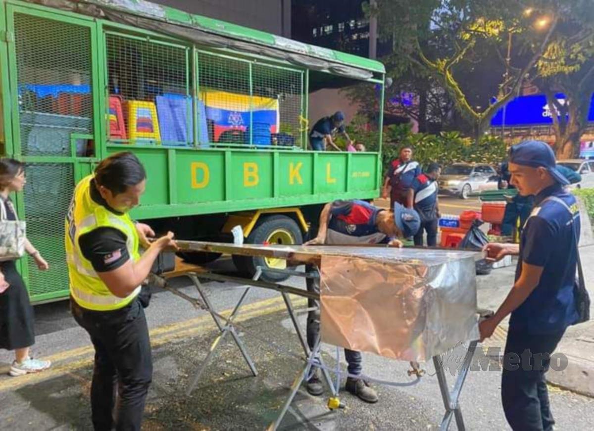 ANTARA barangan yang disita oleh DBKL dalam tindakan khas dilakukan di hadapan Ampang Park dan Jalan Haji Hussein, Kuala Lumpur, semalam. 