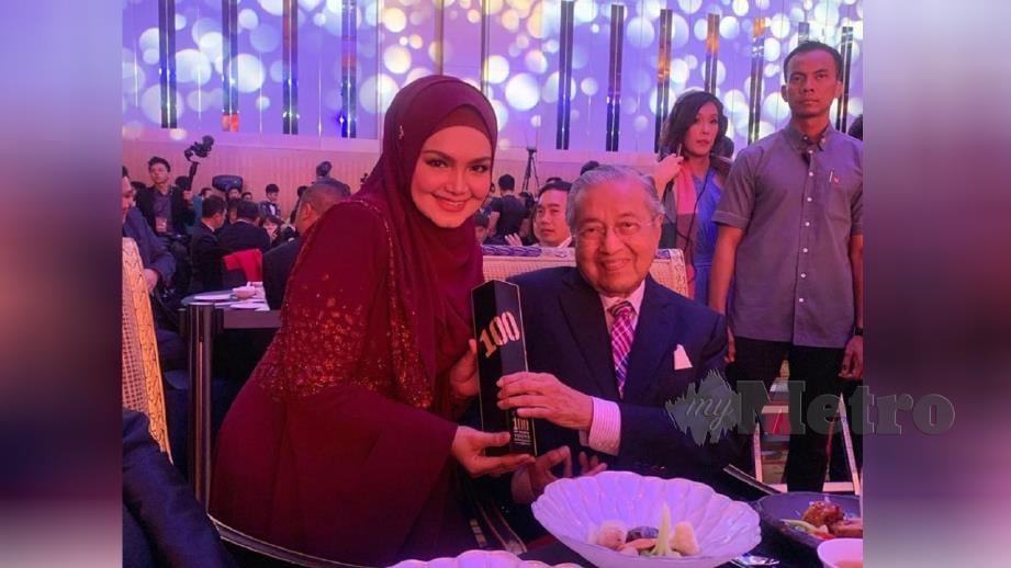 SITI Nurhaliza bertuah apabila menerima Anugerah 100 Usahawan Muda Paling Berpengaruh yang disampaikan Dr Mahathir Mohamad semalam. FOTO Instagram Siti Nurhaliza
