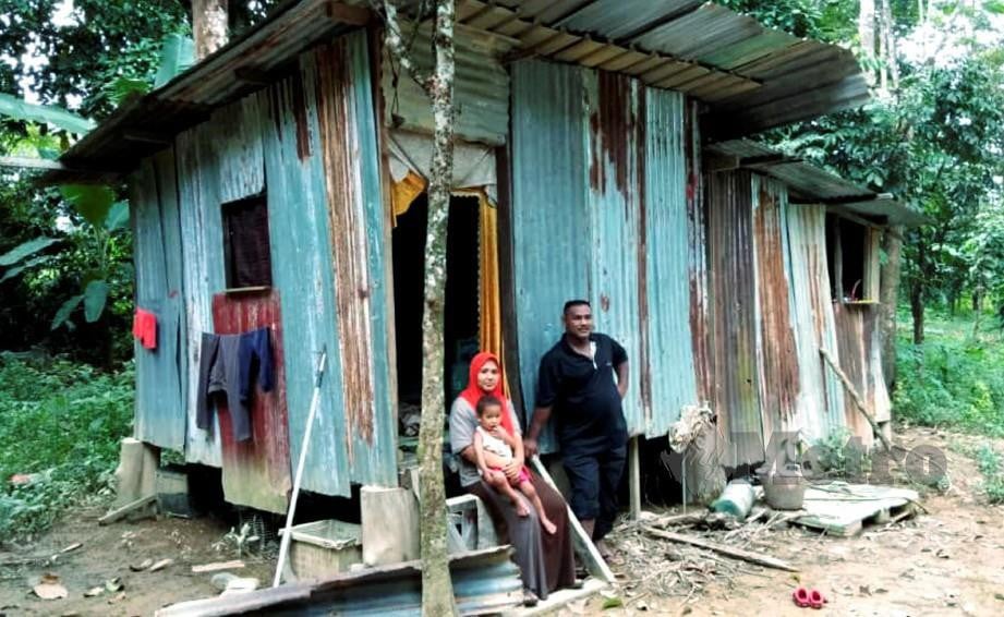 KEADAAN bangsal daif yang dihuni Ramzi dan isteri, Siti Aishah di Kampung Belanga, Kuala Krai. FOTO Siti Rohana Idris