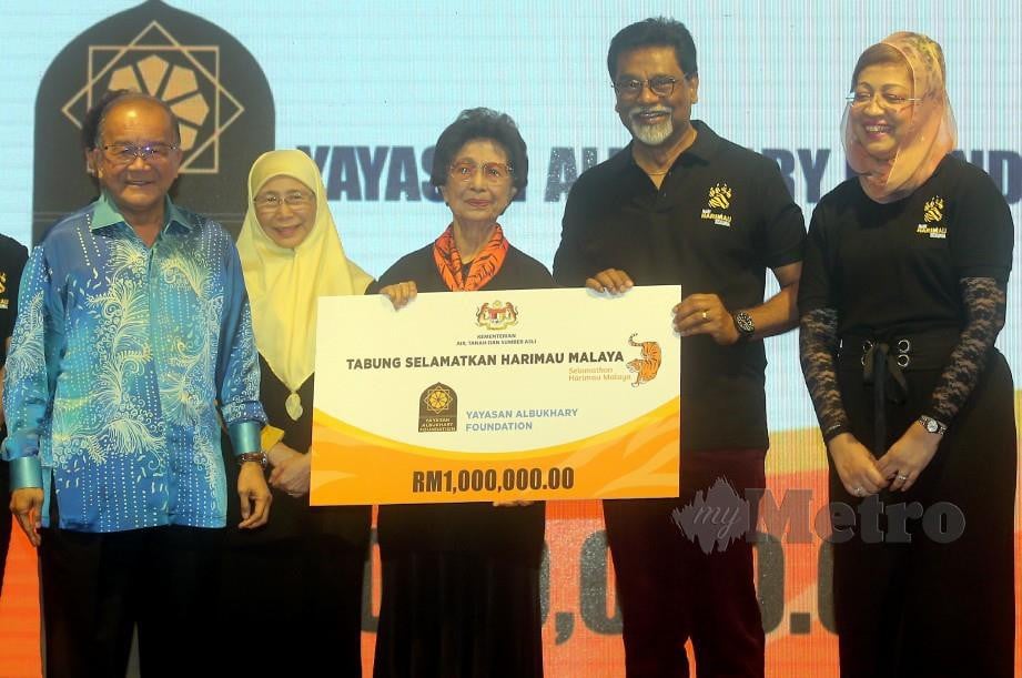 Dr Wan Azizah bersama Dr Siti Hasmah menerima sumbangan RM1 juta bagi Tabung Selamatkan Harimau Malaya di majlis sambutan Hari Harimau Global dan pelancaran kempen ‘Selamatkan Harimau Malaya’ 2019-2020 di Putrajaya, hari ini. Foto Fadli Hamzah 