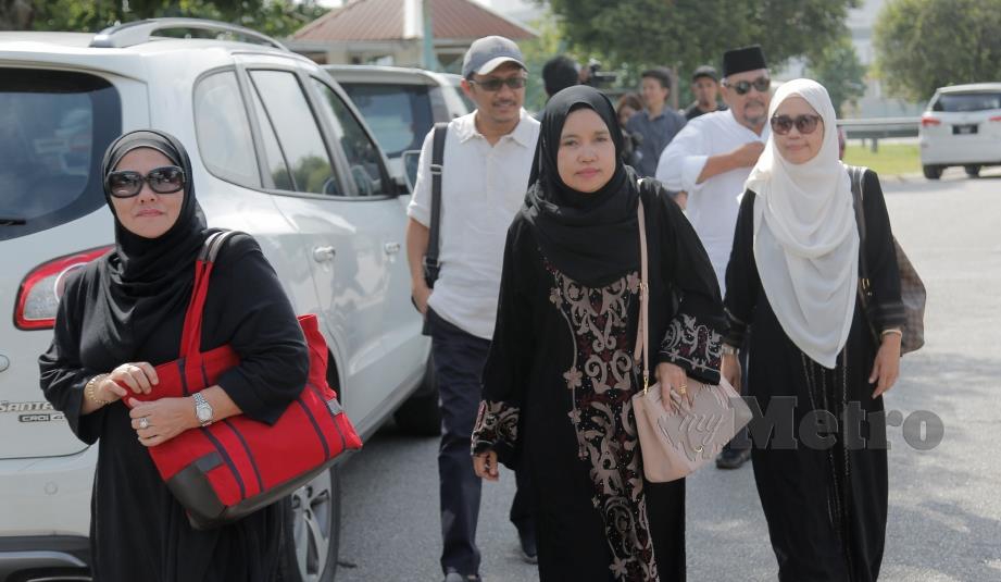 SEBAHAGIAN saudara mara kepada Siti Kharina meninggalkan pekarangan Jabatan Forensik Hospital Serdang selepas melawat jenazah mangsa, hari ini. FOTO Aizuddin Saad.