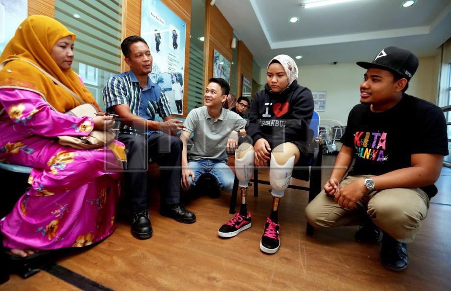 ECAH (dua kanan) bersama ibu bapanya serta wakil Media Prima. FOTO Supian Ahmad