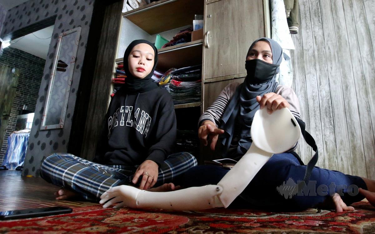 Siti Nur Azizah ketika ditemuramah bersama ibunya, Roslinawati Ya, 39, di rumahnya di PPR Beringin, Jinjang. FOTO EIZAIRI SHAMSUDIN