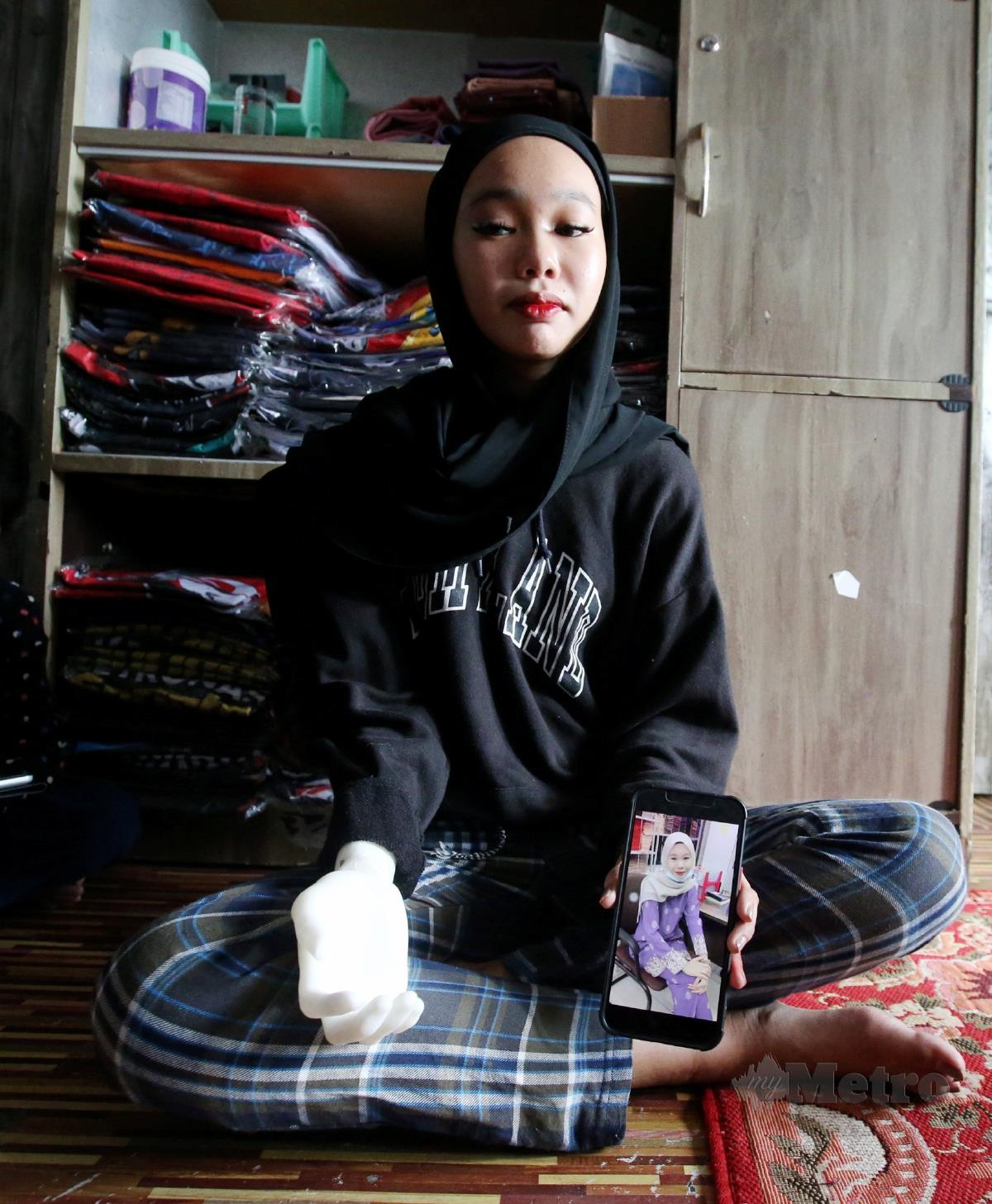 Siti Nur Azizah Syafriadi, 18, menunjukkan gambarnya sebelum kemalangan. FOTO EIZAIRI SHAMSUDIN