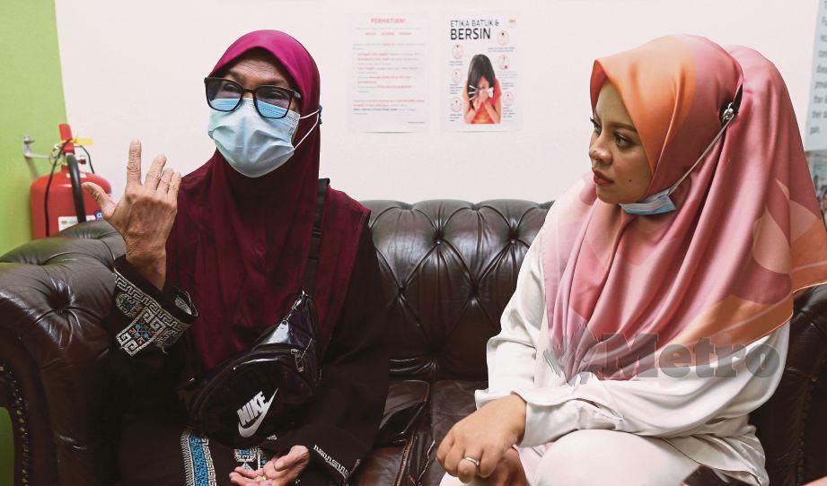 PENYANYI, Siti Sarah memberi kata kata semangat kepada Alina Hassan yang menjalani rawatan mata di Prof Muhaya Eye & LASIK Centre. FOTO ROHANIS SHUKRI