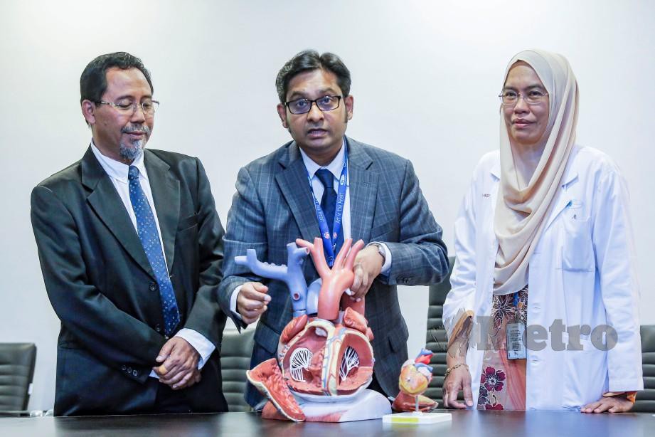 DR Sivakumar Sivalingam (tengah) bersama Dr Hasri Samion (kiri) dan Dr Khairul Faizah Mohd Khalid (kanan) pada sidang media di IJN, hari ini. FOTO Aizuddin Saad