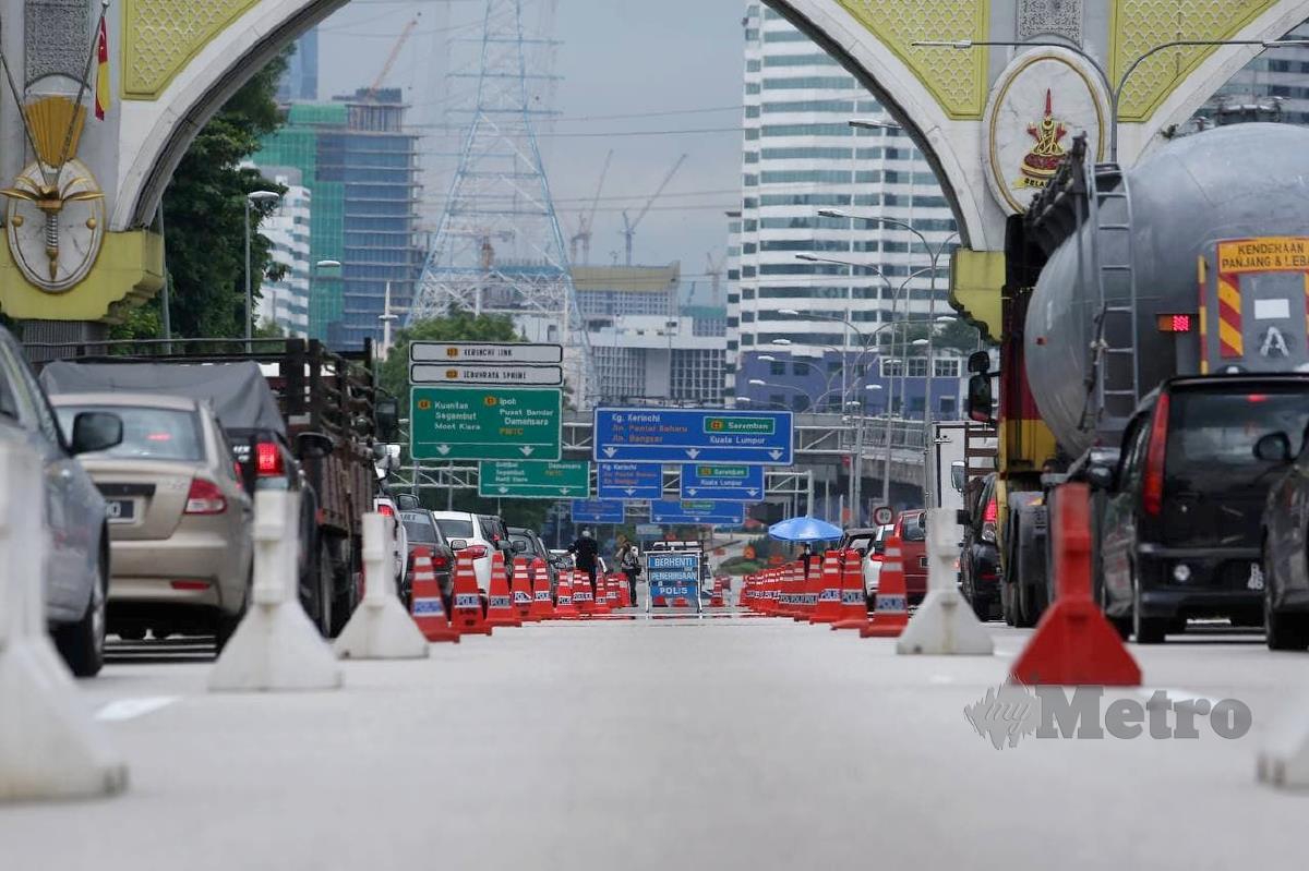 TRAFIK sesak susulan SJR di Lebuhraya Persekutuan menghala ke Kuala Lumpur. FOTO AZHAR RAMLI